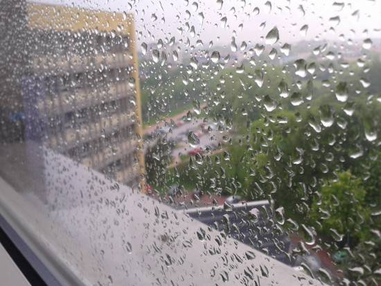 Krople deszczu na szybie w budynku Urzędu Miasta Tychy