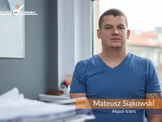 Mateusz Siąkowski razem z Patrykiem Perzem prowadzi firmę Akpol-trans – zajmującą się transportem towarów krajowych oraz zagranicznych. Wzięli udział w pierwszej edycji miejskiego programu "Klucz do biznesu".