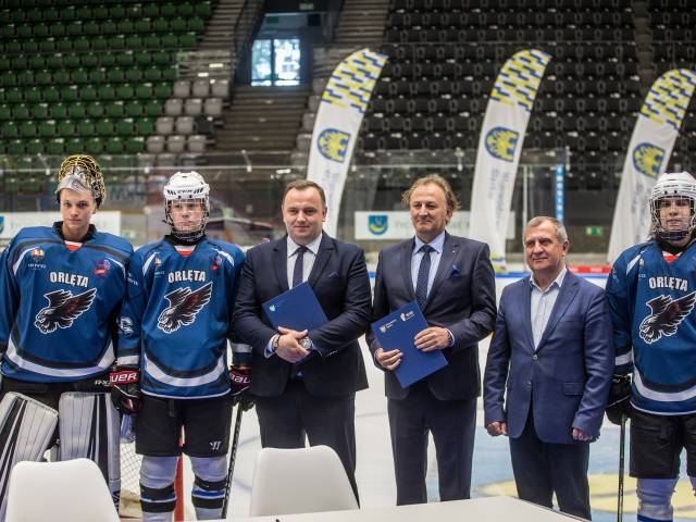 Powołanie Śląskiego Domu Hokeja - uroczystość podpisania porozumienia na Stadionie Zimowym w Tychach.
