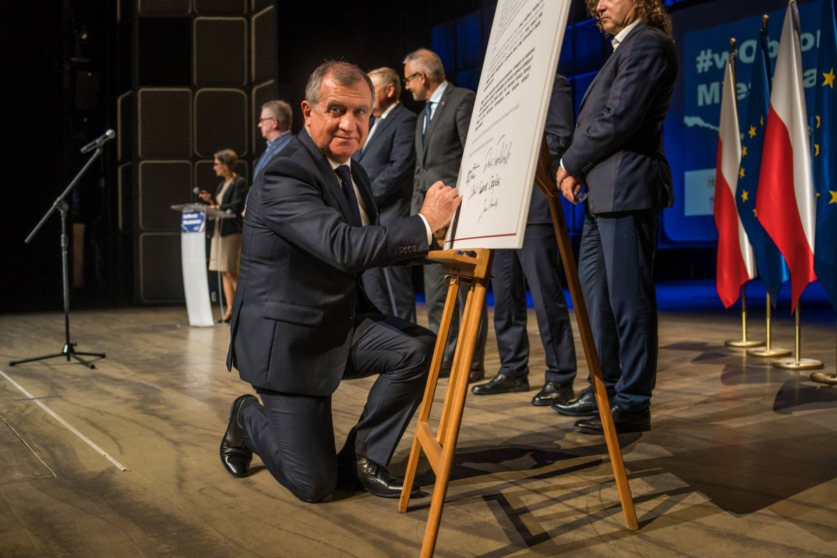 Andrzej Dziuba prezydent Tychów podpisujący się pod listem-apelem samorządowców.