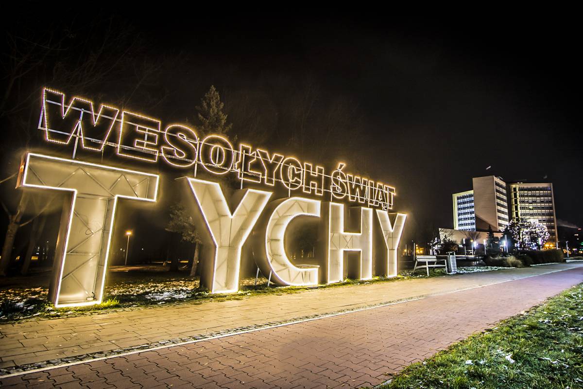 Napis TYCHY podświetlony świątecznie