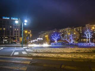 Tyskie rondo nocą z świątecznym oświetleniem