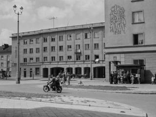 Widok głównej ulicy prowadzącej na plac św. Anny, ok. 1955 r. Foto: Z. Kubski, ze zbiorów Muzeum Miejskiego w Tychach  Autor: Z. Kubski