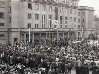 Wiec pierwszomajowy na placu, ok. 1955 r. Foto: Z. Kubski, ze zbiorów Muzeum Miejskiego w Tychach Autor: Zygmunt Kubski