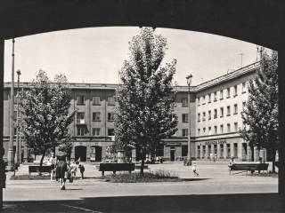 Widok placu spod arkad, lata 60. XX w. Pocztówka ze zbiorów Muzeum Miejskiego w Tychach