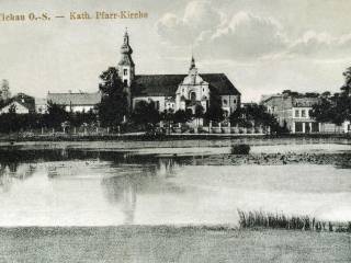 Widok kościoła nad stawem, ok. 1910 r. Pocztówka ze zbiorów Muzeum Miejskiego w Tychach