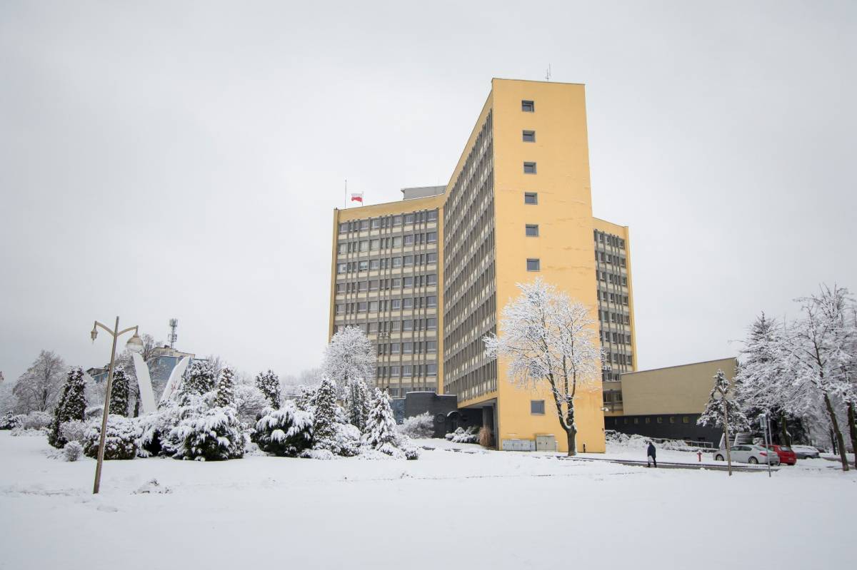 Budynek urzędu miasta Tychy od strony szkoły muzycznej w zimowej, śnieżnej scenerii Autor: Piotr Podsiadły