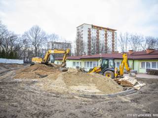 Zdjęcie z rozpoczęcia prac budowlanych na terenie Ośrodka Rehabilitacyjno-Edukacyjno-Wychowawczym w Tychach. Autor: Piotr Podsiadły