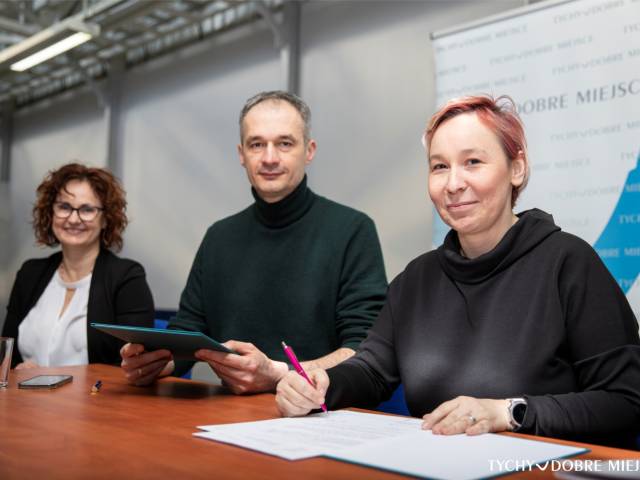 Na zdjęciu od lewej: Iwona Bińkowska (Naczelnik Wydziału Spraw Społecznych i Zdrowia), Maciej Gramatyka (Zastępca Prezydenta ds. Społecznych), Anna Chojnacka (Prezes Fundacji Spichlerz)