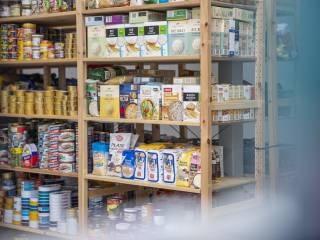 Póki z żywnością w Punkcie wydawania produktów dla obywateli Ukrainy na terenie Hal Targowych w Tychach. Autor: Piotr Podsiadły