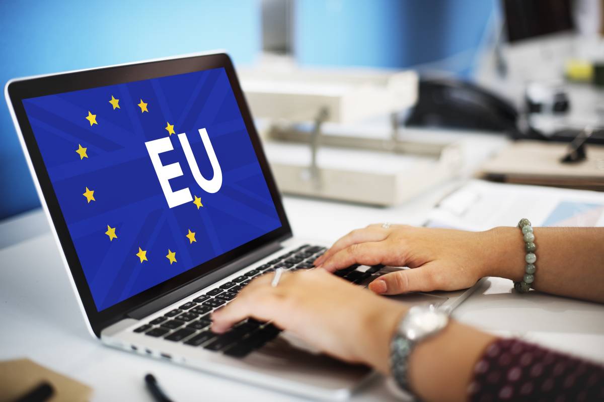 Laptop - na monitorze niebieskie tło z napisem EU i żółtymi gwiazdkami. Autor: Freepik