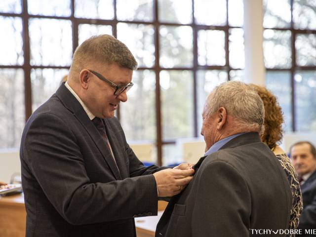 Igor Śmietański wręczający medale za długie pożycie małżeńskie