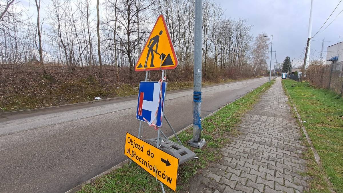 Znaki drogowe informujące o objeździe do ul. Stoniczowców