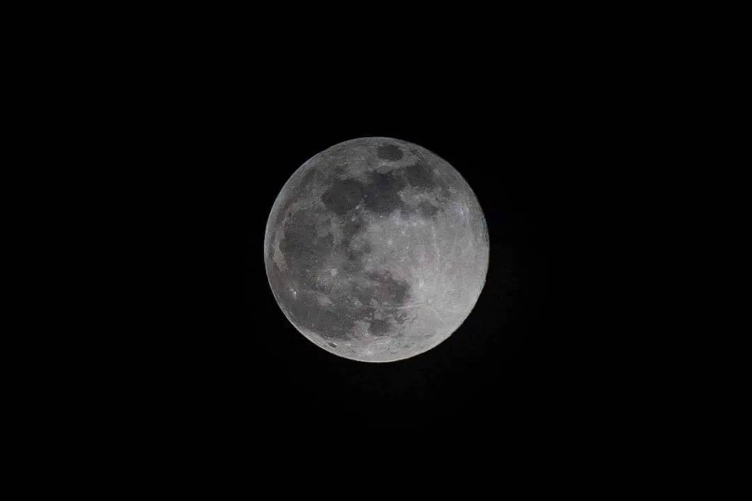 Nocne zdjęcie księżyca w pełni.  Autor: Piotr Podsiadły