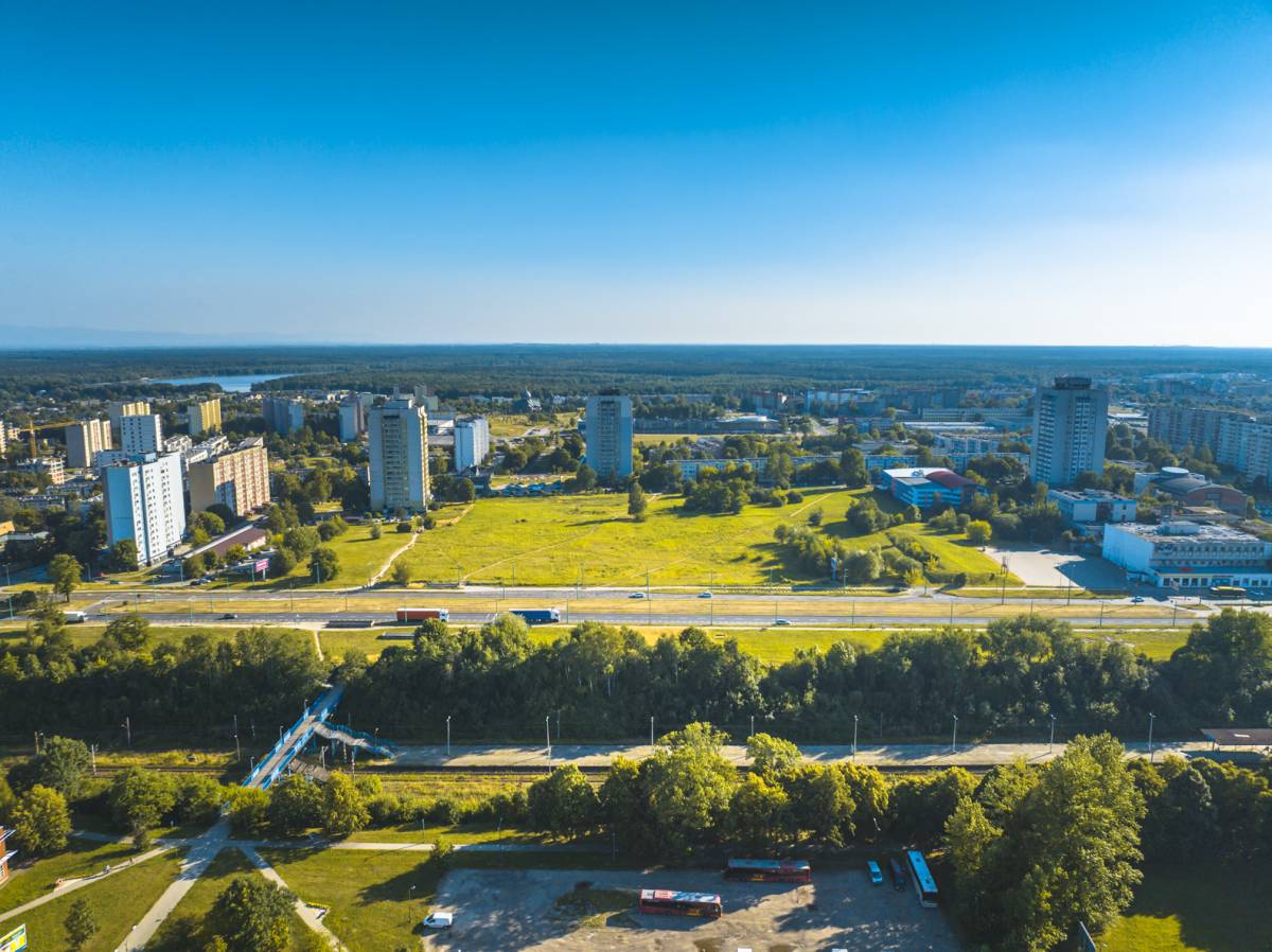 Widok na teren nowego Centrum Tychów - zielona przestrzeń między blokami