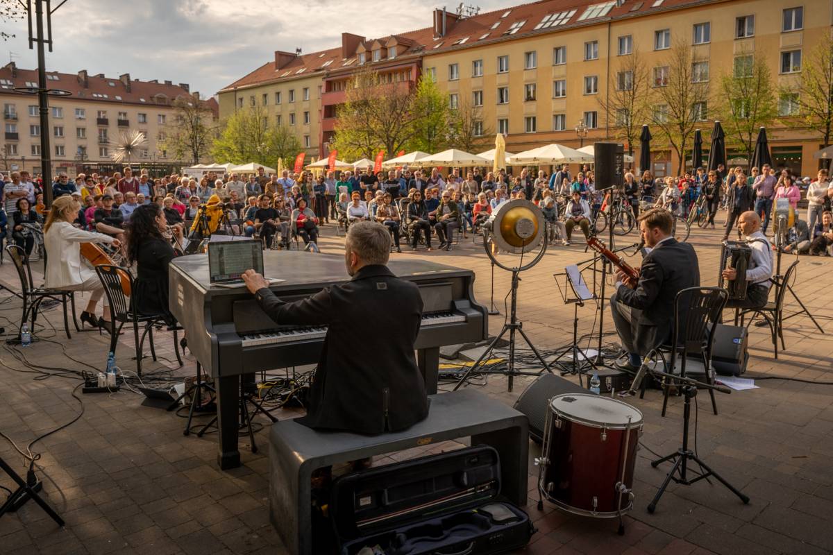 Koncert na Placu Baczyńskiego na plenerowym fortepianie  Autor: Kamil Peszat