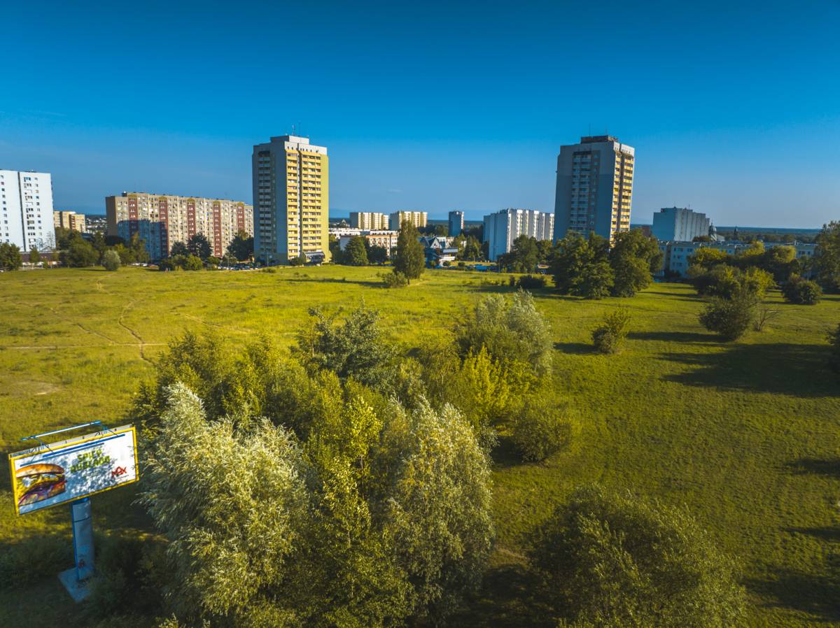 Widok na przyszłe nowe centrum Tychów - kadr z drona, zielona przestrzeń, bloki mieszkalne w tle