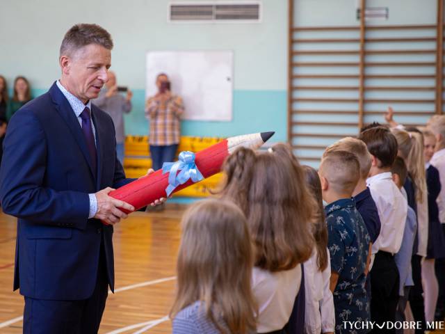 Rozpoczęcie roku szkolnego 2022/2023 w SP nr 19 - na zdjęciu dyrektor szkoły Jacek Baran symbolicznie pasuje pierwszoklasistów na uczniów 