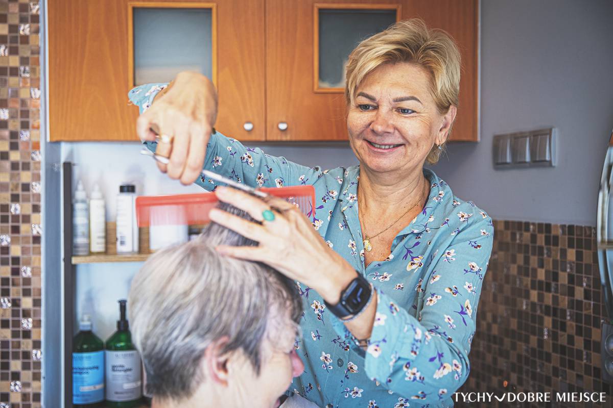 Grażyna Kraska - fryzjerka z tyskiej bazy rzemieślników podczas strzyżenia.  Autor: Piotr Podsiadły