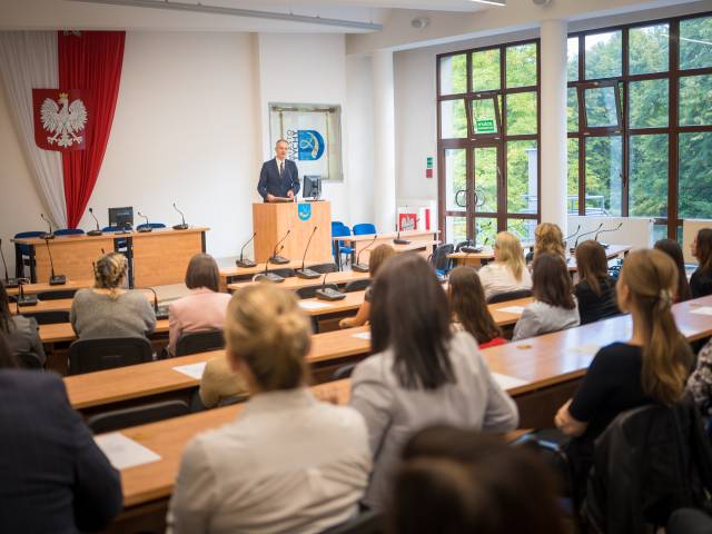 Odebranie decyzji w sprawie nadania stopnia nauczyciela mianowanego przez tyskich nauczycieli z rąk Macieja Gramatyki, z-cy prezydenta ds. społecznych.