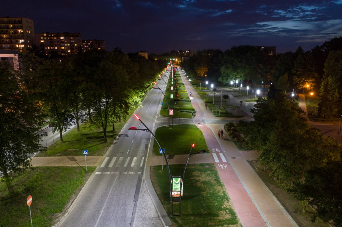 Aleje Niepodległości nocne ujęcie na ulicę z oświetleniem ulicznym