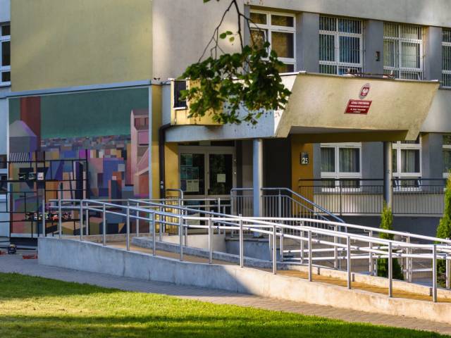 Mural na ścianie budynku Szkoły Podstawowej nr 22 z Oddziałami Integracyjnymi im. Rafała Pomorskiego