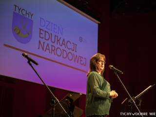 Dzień Edukacji Narodowej w Tychach 2022 - na scenie Dorota Gnacik z Miejskiego Centrum Oświaty Autor: Piotr Podsiadły