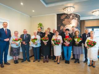 Wręczenie medali parom za Długoletnie Pożycie Małżeńskie.  Autor: Kamil Peszat