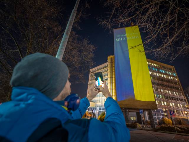 Urząd Miasta Tychy z wyświetloną flagą Ukrainy 