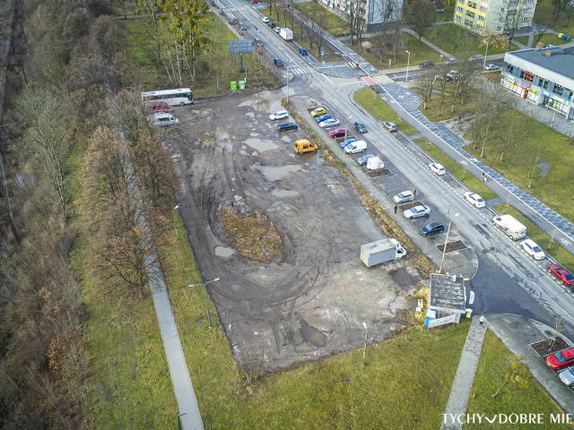 Zdjęcie wykonane z drona, ukazujące plac po byłym parkingu przy ul. Dąbrowskiego, w którym ma powstać nowa strefa rekreacji.
