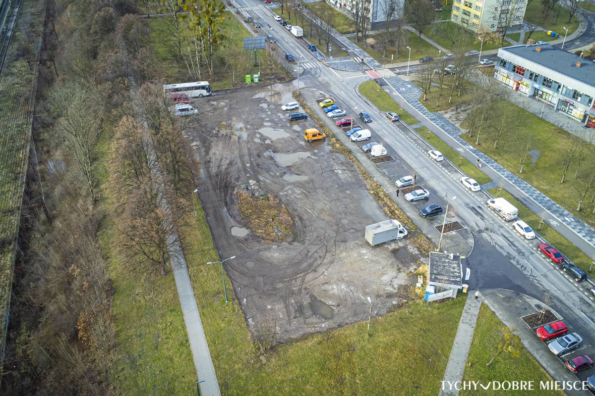 Zdjęcie wykonane z drona, ukazujące plac po byłym parkingu przy ul. Dąbrowskiego, w którym ma powstać nowa strefa rekreacji. Autor: Piotr Podsiadły