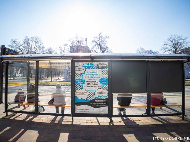 Przystanek autobusowy przy Urzędzie Miasta Tychy - citylighty z plakatem informującym o kampanii Miejskiego Rzecznika Konsumentów.