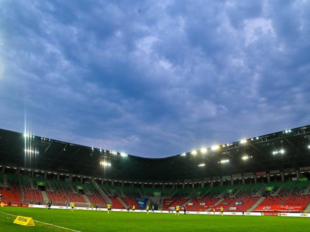 Stadion Miejski i Tyska Galeria Sportu wieczorową porą
