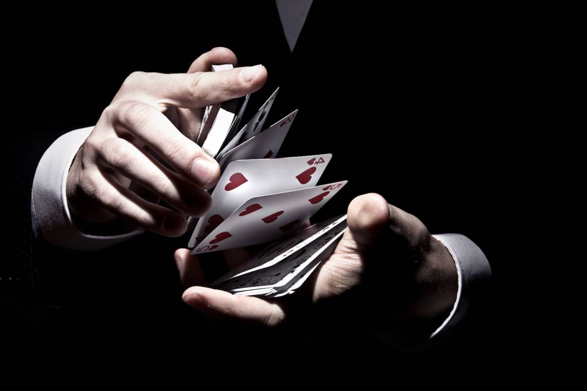 dłonie tasujące karty Autor: Freepik.com