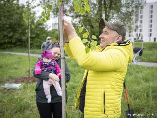 Rodzinne sadzenie drzew na skwerze przy ul. Czystej w Tychach - na zdjęciu uczestnicy akcji Autor: Piotr Podsiadły