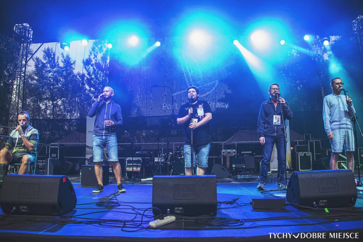 koncert - zespół na scenie festiwalu Port Pieśni Pracy