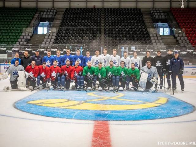 Українські діючі чемпіони з хокею - команда "Сокіл" Київ вже від вчора тренується на Льодовій арені Тихи