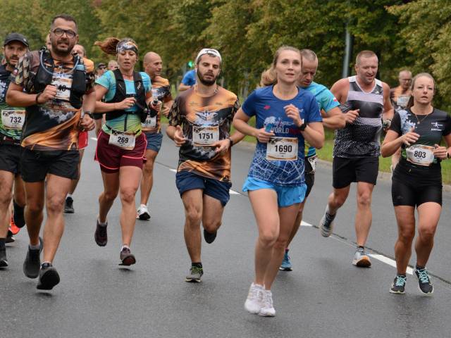 Tyski Półmaraton 2022 - uczestnicy na trasie