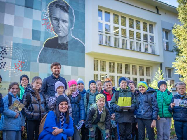Mural Marii Curie-Skłodowskiej w Tychach - odsłonięcie - na zdjęciu uczniowie SP nr 11 i Marek Grela