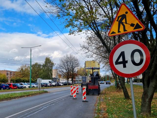 Znak drogowy - ograniczenie prędkości, roboty drogowe