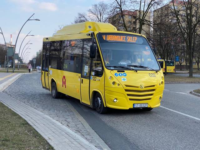 Autobus linii W na al. Niepodległości