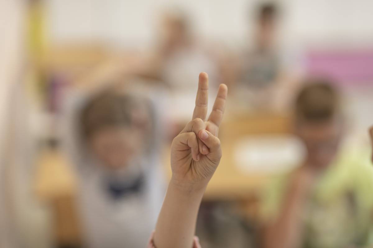 Szkoła - uczeń podnoszący rękę do odpowiedzi Autor: Michał Janusiński