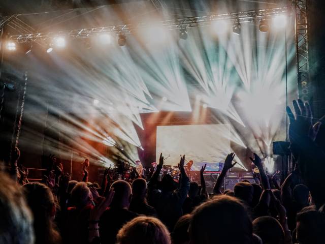 Rock na plaży - widok na rozświetloną scenę