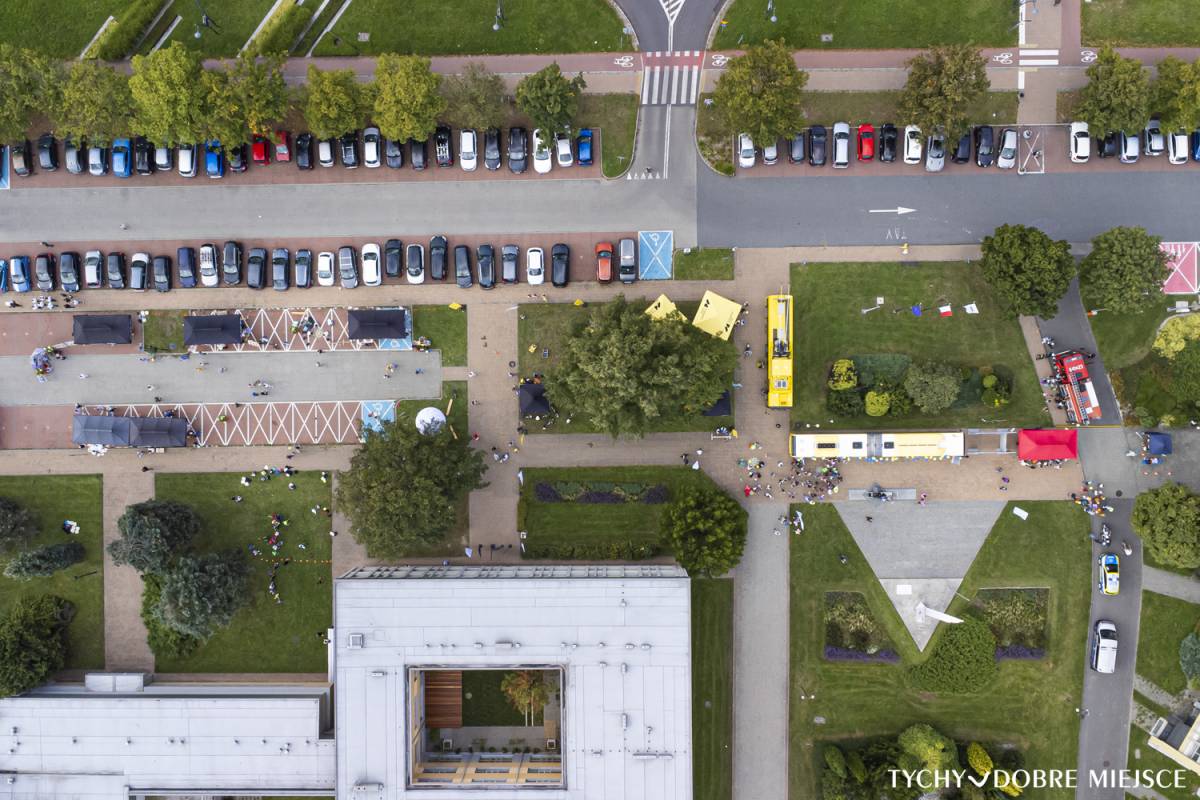 Szkoła Muzyczna w Tychach i pobliski parking  - ujęcie z drona podczas Dnia bez samochodu 2023