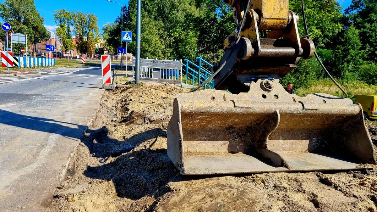 Maszyna drogowa na placu budowy Autor: Miejski Zarząd Ulic i Mostów