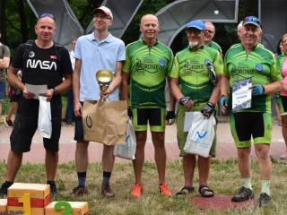 Pięciu mężczyzn z nagrodami uśmiecha się do zdjęcia, w tle fragment napisu "Tychy".