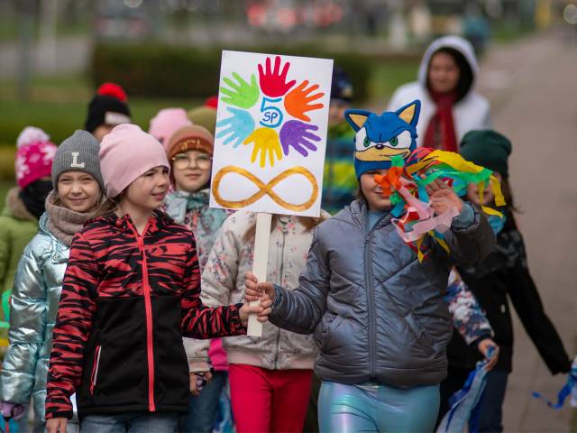 "Spotkanie Integracyjne" przedszkolaków i młodzieży szkolnej pod tyską Żyrafą – Razem o autyzmie. 