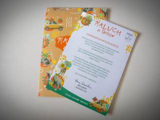 List powitalny zatytułowany "Maluch z Tychów" leży na pomarańczowej teczce z kolorowymi symbolami miasta, całość znajduje się na kremowym tle.