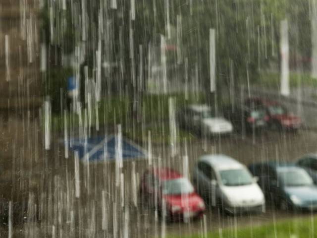  Ostrzeżenie przed silnymi burzami i upałem