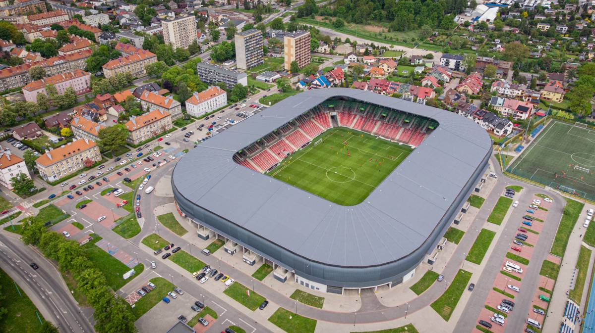 Widok z drona na stadion i miasto — widoczne są także domy, ulice i trawniki.